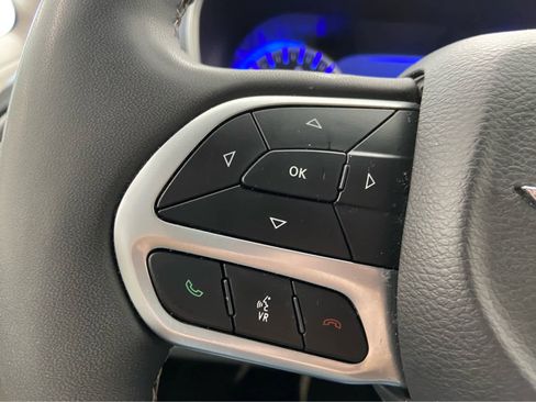 Used 2024 Chrysler Pacifica Touring-L FWD image 25