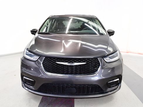 Used 2023 Chrysler Pacifica Touring-L FWD image 3