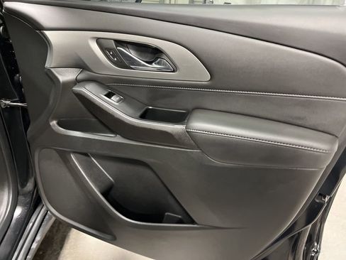 Used 2023 Chevrolet Traverse LT image 11