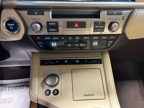 Used 2017 Lexus ES 300h w/ Luxury Package FWD image 31