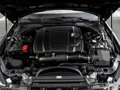 Used 2019 Jaguar XE Premium image 30