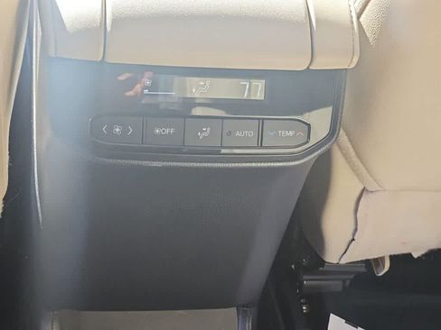 Used 2024 Toyota Highlander XLE AWD/4WD image 22