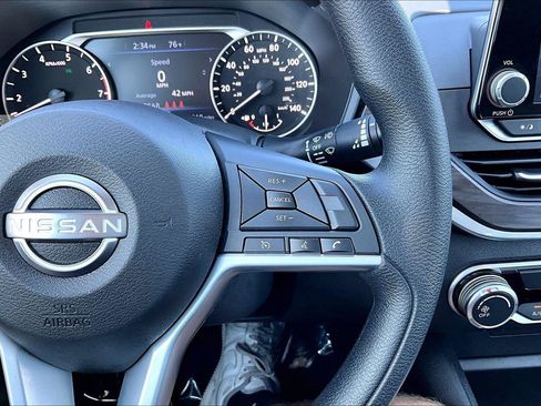 Used 2025 Nissan Altima 2.5 SV FWD image 19