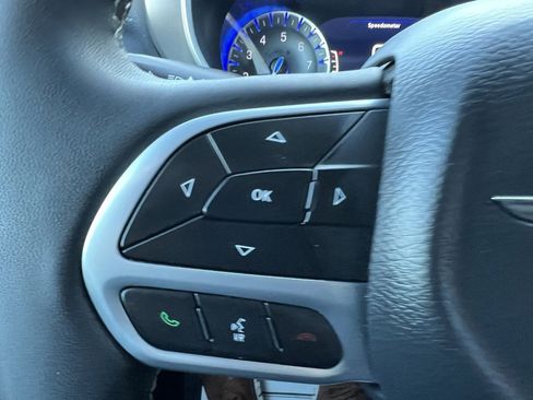 Used 2025 Chrysler Pacifica Select image 40