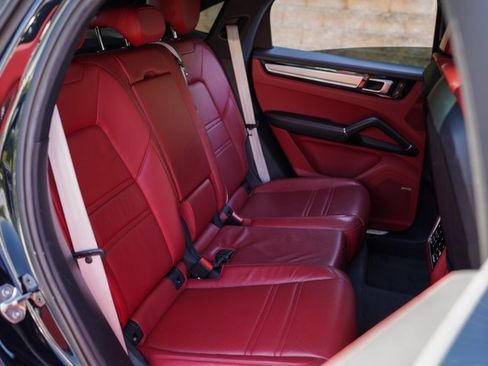 Used 2023 Porsche Cayenne Platinum Edition image 24