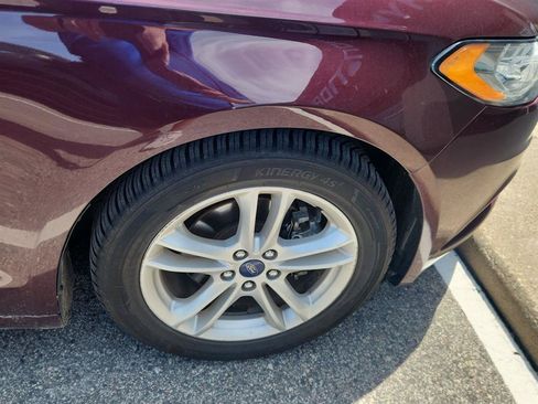 Used 2018 Ford Fusion SE w/ Fusion SE Technology Package FWD image 2