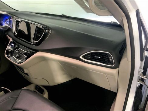 Used 2024 Chrysler Pacifica Touring-L FWD image 16