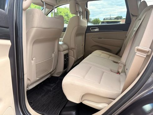 Used 2019 Jeep Grand Cherokee Laredo AWD/4WD image 14