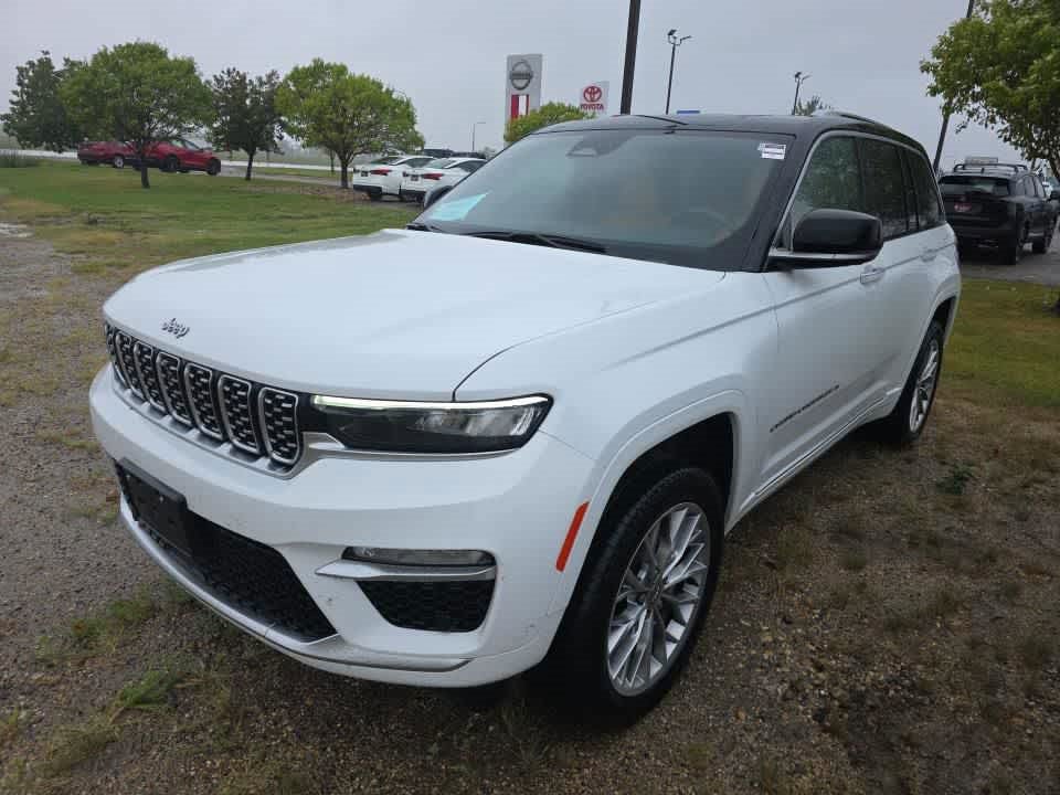 Used 2023 Jeep Grand Cherokee Summit AWD/4WD image 2