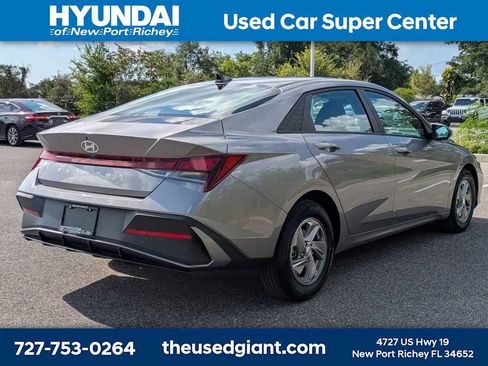 Used 2024 Hyundai Elantra SE FWD image 5
