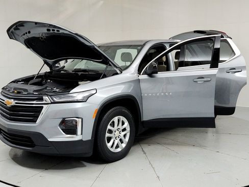 Used 2023 Chevrolet Traverse LS FWD image 9