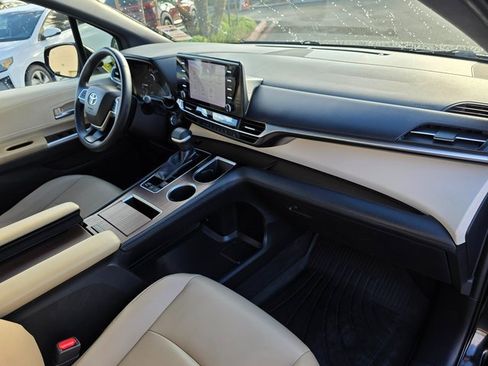 Used 2021 Toyota Sienna XLE image 9