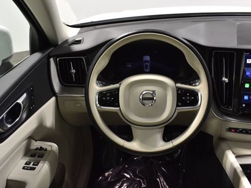 Used 2023 Volvo XC60 B5 Plus image 12