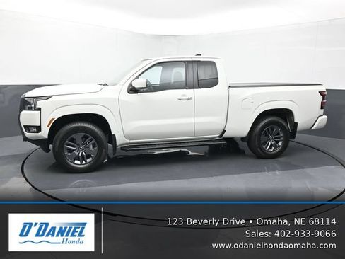 Used 2025 Nissan Frontier SV w/ SV Convenience Package AWD/4WD image 2