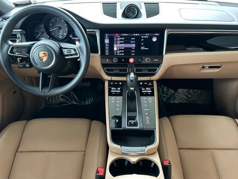 Certified 2023 Porsche Macan image 6
