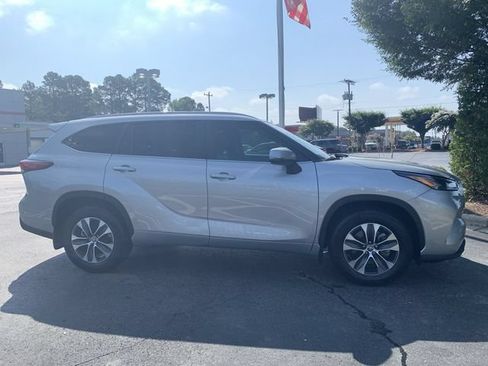 Used 2023 Toyota Highlander XLE FWD image 9
