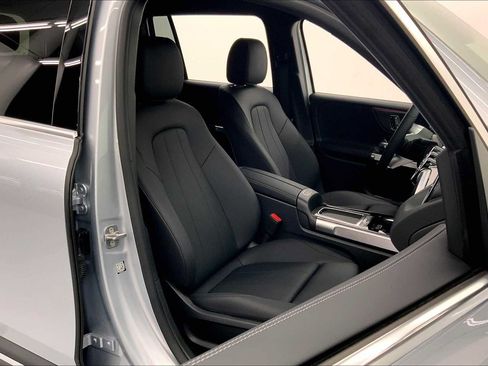 Used 2026 Mercedes-Benz GLB 250 image 2