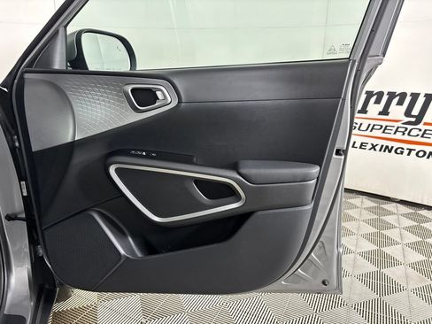 Used 2025 Kia Soul LX w/ LX Technology Package FWD image 27
