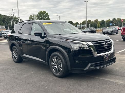 Used 2025 Nissan Pathfinder SV AWD/4WD image 2