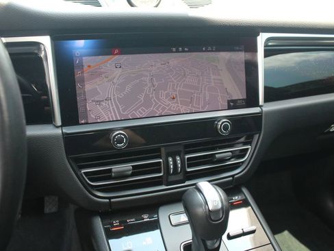 Used 2022 Porsche Macan AWD/4WD image 16