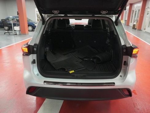 Certified 2022 Toyota Highlander XLE image 27