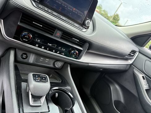 Used 2024 Nissan Rogue SV FWD image 20