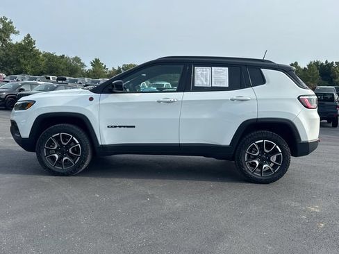 Used 2025 Jeep Compass Trailhawk w/ Trailer Tow Group AWD/4WD image 2