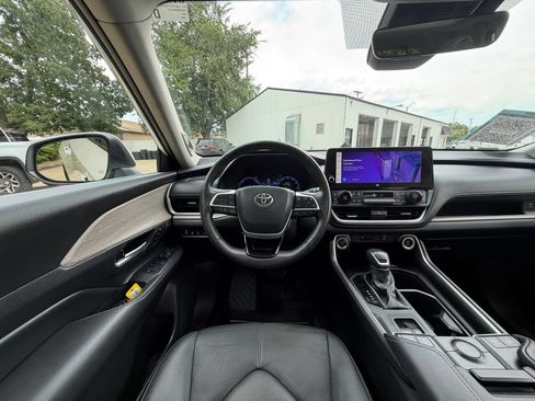 Used 2024 Toyota Grand Highlander AWD Hybrid image 2