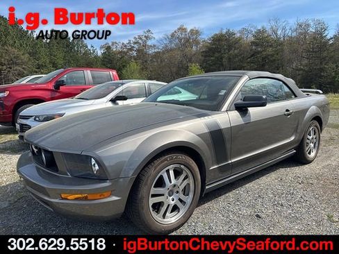 Used 2005 Ford Mustang Convertible image 3