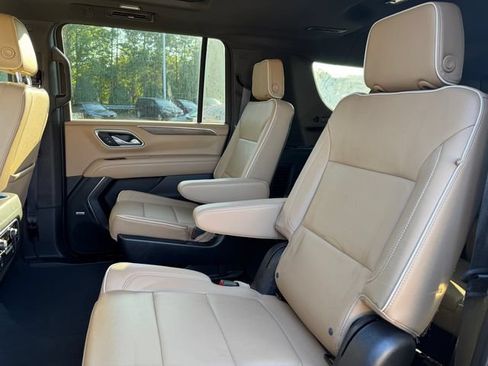 Used 2023 Chevrolet Suburban Premier w/ Premium Package 2 AWD/4WD image 24