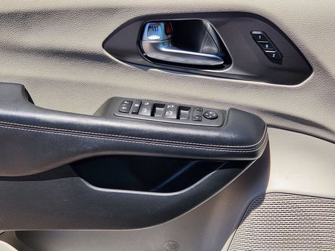 Used 2022 Chrysler Pacifica Touring-L FWD image 13
