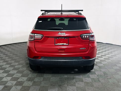 Used 2018 Jeep Compass Latitude FWD image 4