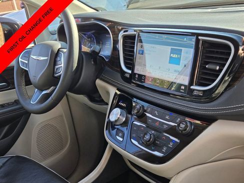 Used 2024 Chrysler Pacifica Limited FWD image 23