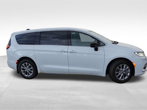 Used 2025 Chrysler Pacifica Select w/ Uconnect Theater Family Group AWD/4WD image 2