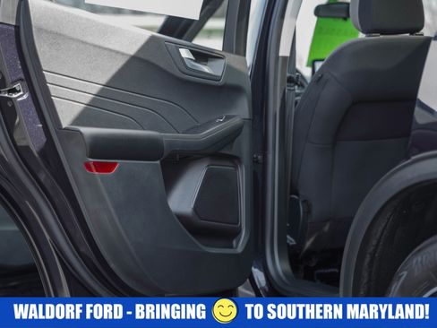 Used 2021 Ford Escape SE w/ SE Sport Appearance Package image 36