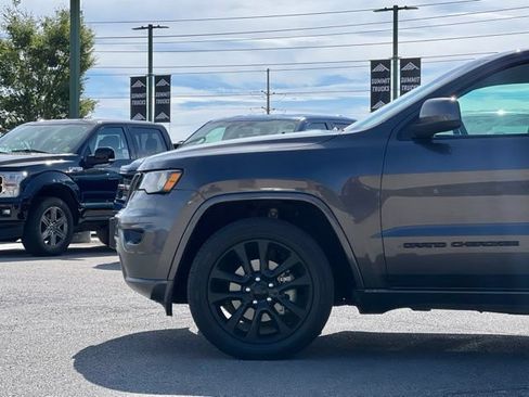 Used 2019 Jeep Grand Cherokee Altitude AWD/4WD image 4
