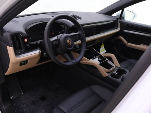 Used 2024 Porsche Cayenne Coupe image 4