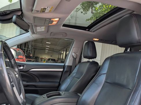 Used 2019 Toyota Highlander XLE AWD/4WD image 4