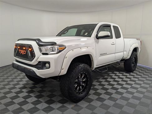 Used 2016 Toyota Tacoma TRD Off-Road image 2