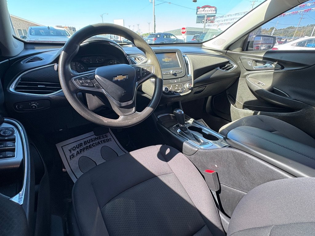 Used 2017 Chevrolet Malibu LT FWD image 11