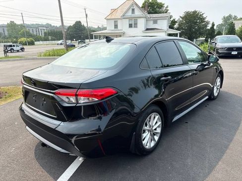 Used 2022 Toyota Corolla LE w/ LE Convenience Package FWD image 3