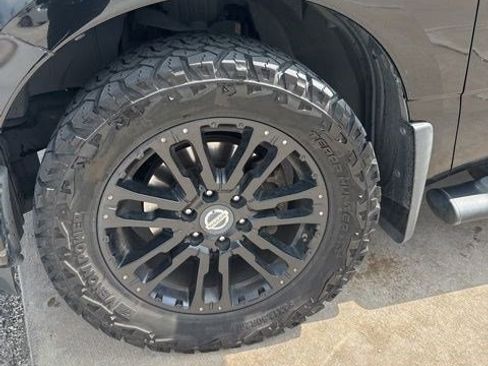 Used 2018 Nissan Titan SV w/ SV Convenience Package RWD image 7