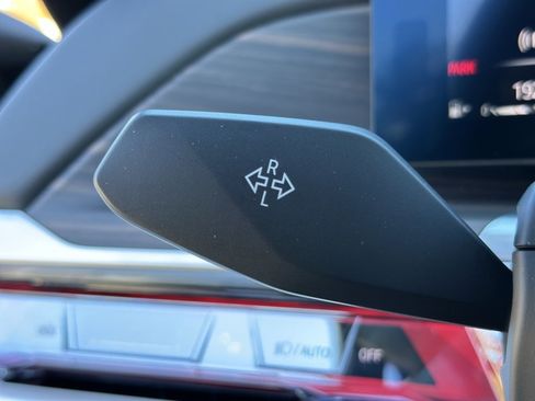 Used 2025 BMW 740i xDrive w/ Executive Package image 38