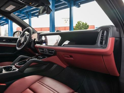 Certified 2025 Porsche Cayenne Coupe AWD/4WD image 31