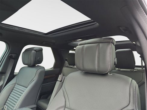 New 2025 Land Rover Discovery Dynamic SE image 32