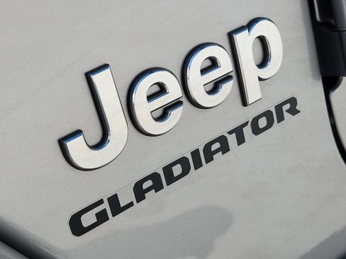 Used 2020 Jeep Gladiator Overland AWD/4WD image 12