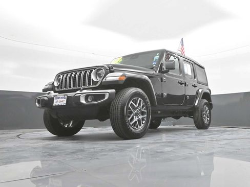 Used 2025 Jeep Wrangler Unlimited Sahara AWD/4WD image 34