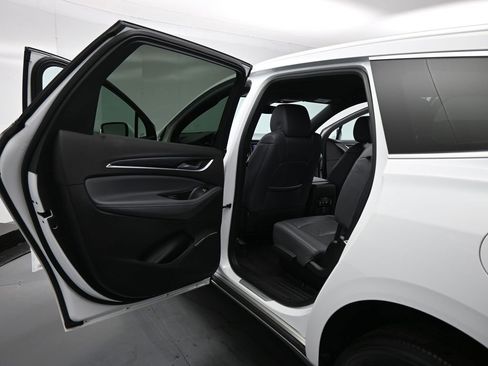 Used 2022 Buick Enclave Essence image 17