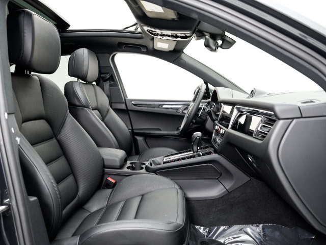 Certified 2026 Porsche Macan AWD/4WD image 27