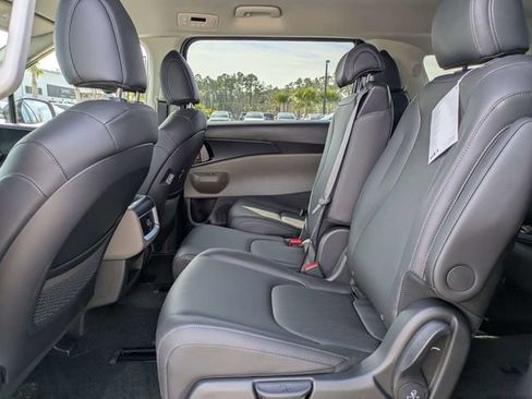 New 2026 Kia Carnival FWD image 12